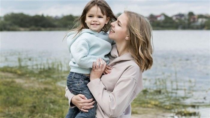 Как усыновить ребенка одинокой женщиной: пошаговая инструкция